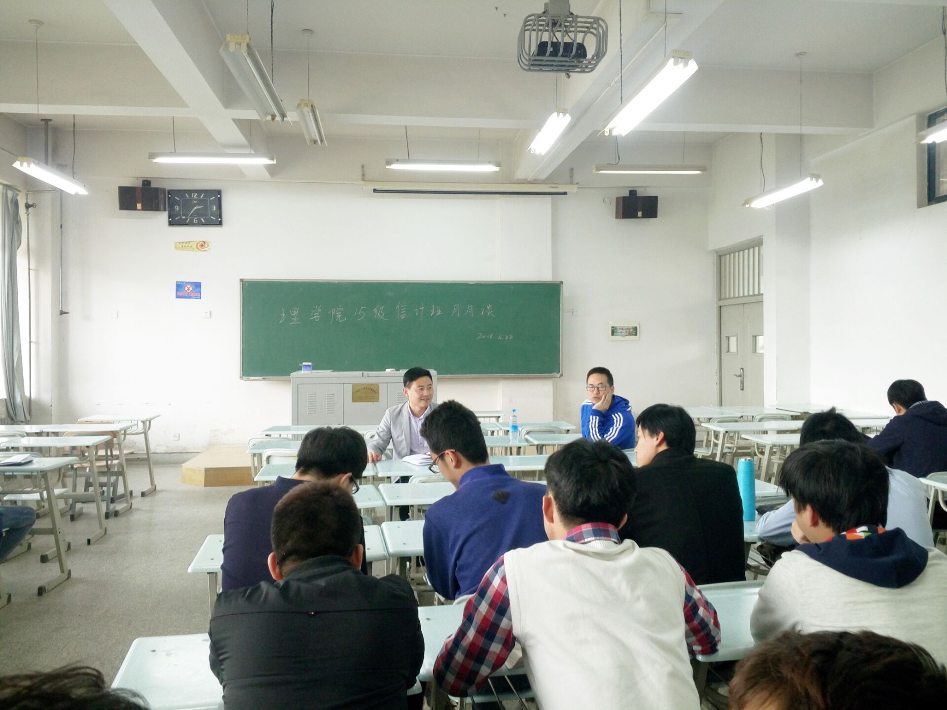 韦德官方网站开展“教授博士与本科生月月谈”活动系列报道（三）