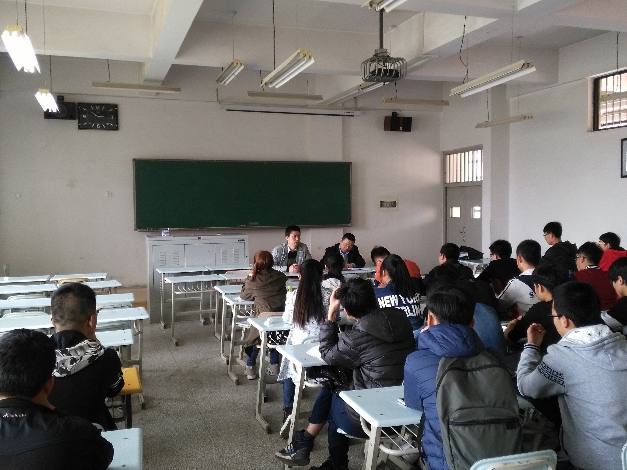韦德官方网站开展“教授博士与本科生月月谈”活动